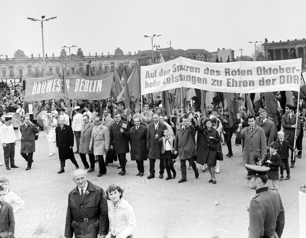 DDR-Fotoarchiv: Berlin Mitte - Begeisterte DDR- Bürger mit Kindern und Familie beim Vorbeizug an der Ehrentribüne zum Feiertag des 1. Mai am Schloßplatz in Berlin - Mitte