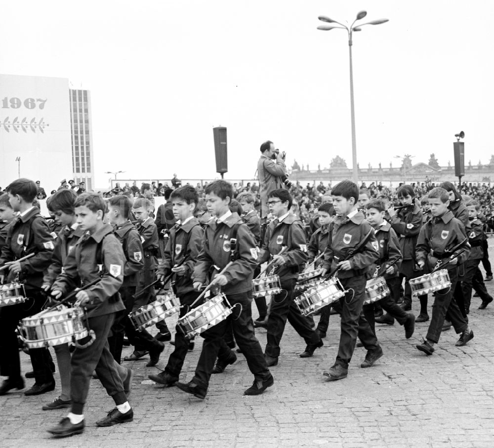 DDR-Bildarchiv: Berlin Mitte - Begeisterte DDR- Bürger mit Kindern und Familie beim Vorbeizug an der Ehrentribüne zum Feiertag des 1. Mai am Schloßplatz in Berlin - Mitte
