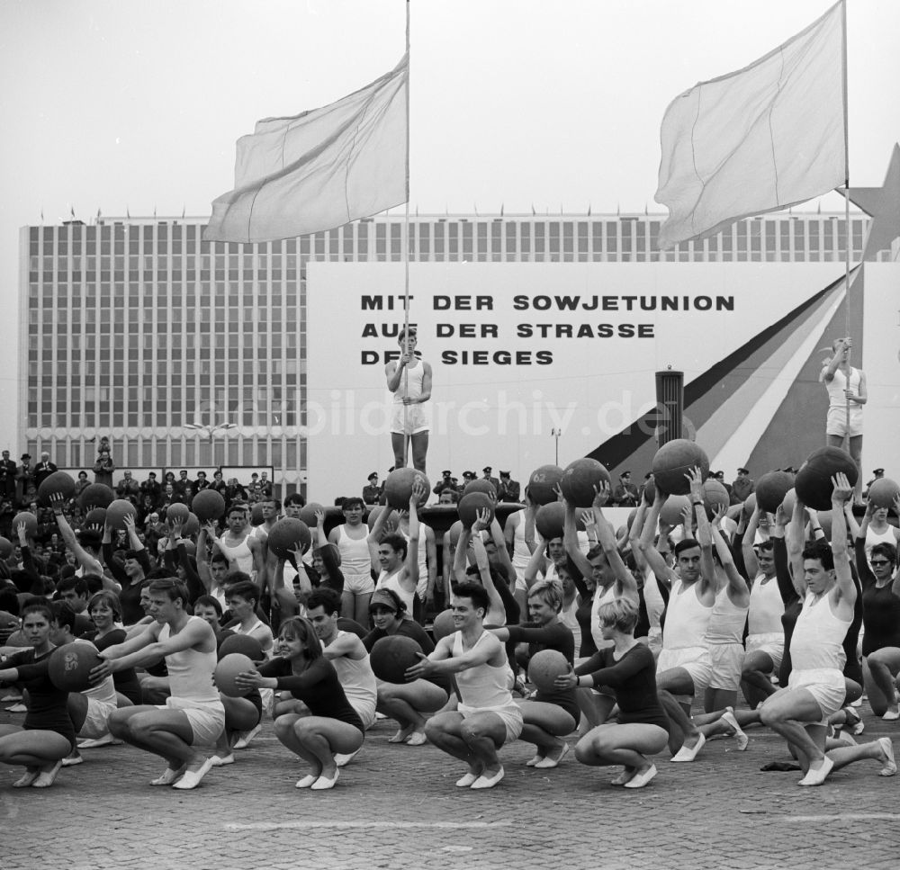 DDR-Bildarchiv: Berlin Mitte - Begeisterte jugendliche Sportler mit Vorführungen und Leistungsdemonstationen zum Feiertag des 1. Mai am Schloßplatz in Berlin - Mitte