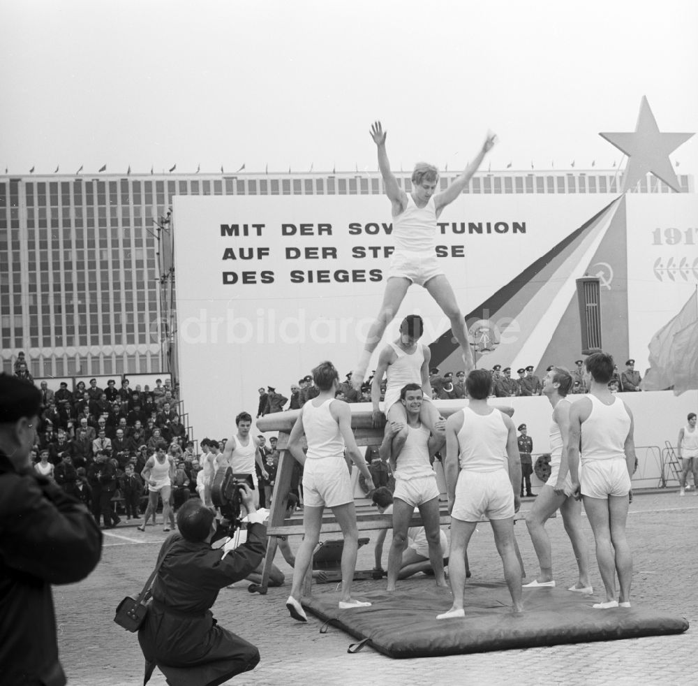 DDR-Fotoarchiv: Berlin Mitte - Begeisterte jugendliche Sportler mit Vorführungen und Leistungsdemonstationen zum Feiertag des 1. Mai am Schloßplatz in Berlin - Mitte