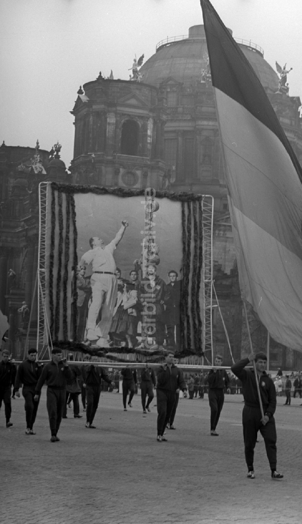 DDR-Fotoarchiv: Berlin Mitte - Begeisterte Mitglieder des SC Dynamo Berlin beim Vorbeizug an der Ehrentribüne zum Feiertag des 1. Mai am Schloßplatz in Berlin - Mitte