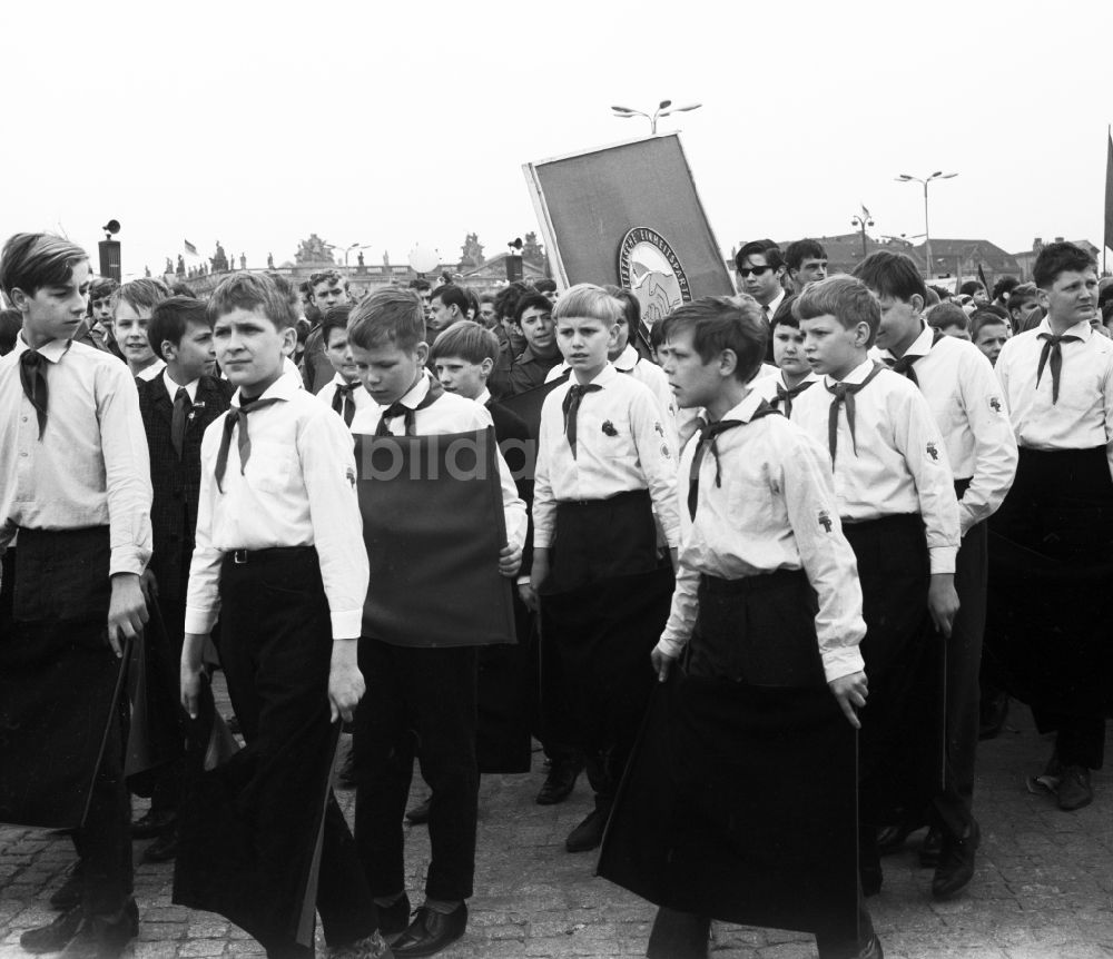 Berlin Mitte: Begeisterte Pioniere und jugendliche Mitglieder der FDJ im Vorbeizug an der Ehrentribüne zum Feiertag des 1. Mai am Schloßplatz in Berlin - Mitte