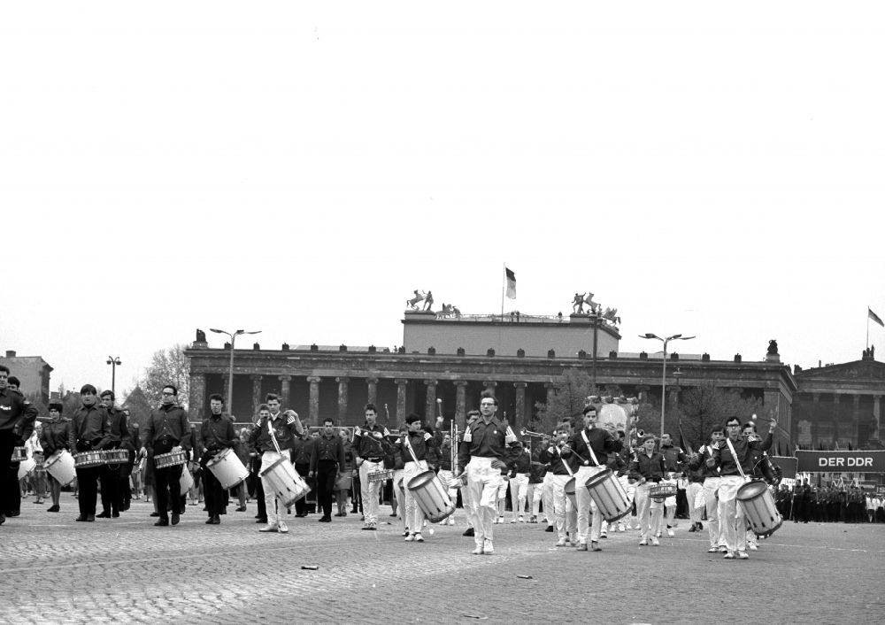 DDR-Fotoarchiv: Berlin Mitte - Begeisterte Pioniere und jugendliche Mitglieder der FDJ im Vorbeizug an der Ehrentribüne zum Feiertag des 1. Mai am Schloßplatz in Berlin - Mitte