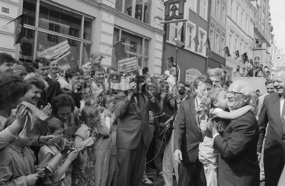 Greifswald: Begrüßung Erich Honeckers in Greifswald in Mecklenburg-Vorpommern in der DDR