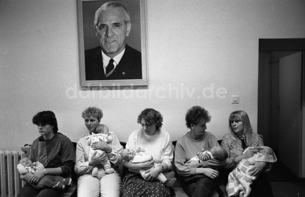 DDR-Fotoarchiv: Magdeburg - Begrüßung der jüngsten Bürger Neugeborene Kleinkinder in Magdeburg in Sachsen-Anhalt in der DDR
