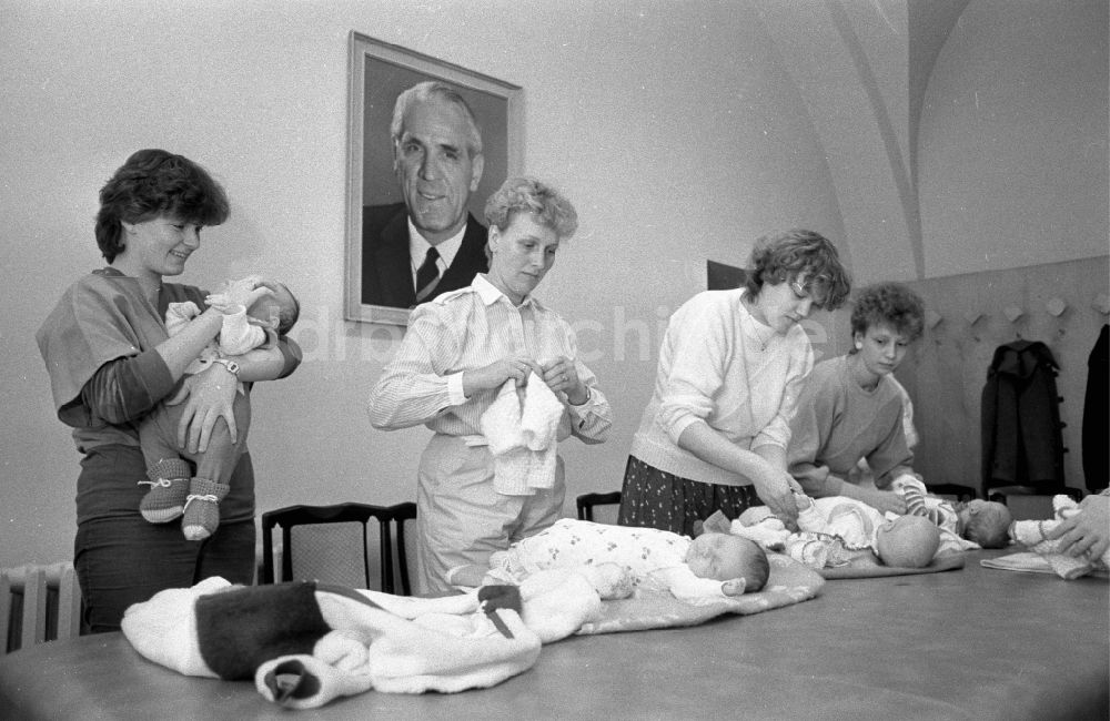 Magdeburg: Begrüßung der jüngsten Bürger Neugeborene Kleinkinder in Magdeburg in Sachsen-Anhalt in der DDR