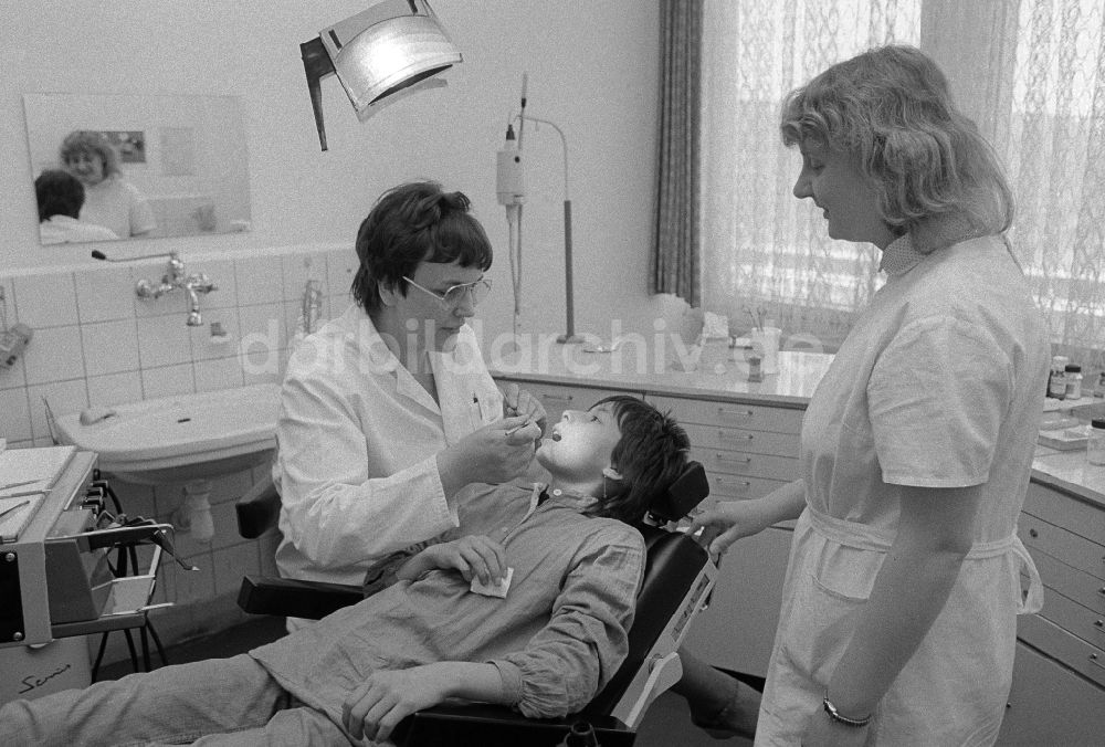Berlin: Behandlung beim Zahnarzt in einer Praxis in Berlin, der ehemaligen Hauptstadt der DDR, Deutsche Demokratische Republik