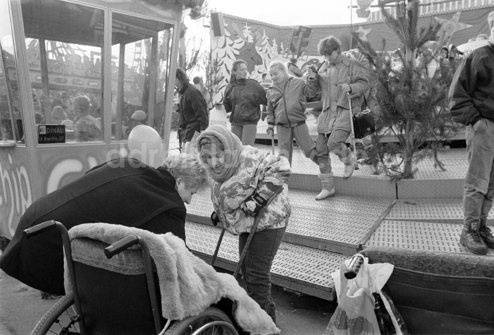 DDR-Fotoarchiv: Berlin - Behinderte Kinder auf einem Weihnachtsmarkt in Berlin-Mitte