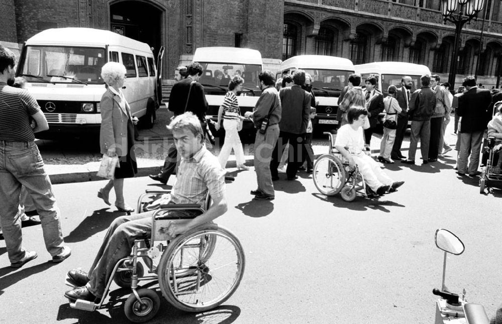 unbekannt: Behindertenfahrzeuge für den Magistrat 04.07.90 Foto: ND/Lange Umschlagnummer: 0894