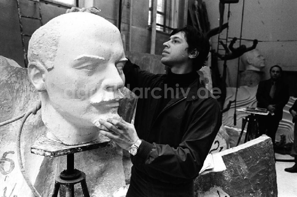 DDR-Bildarchiv: Moskau - Beim Bildhauer in Moskau