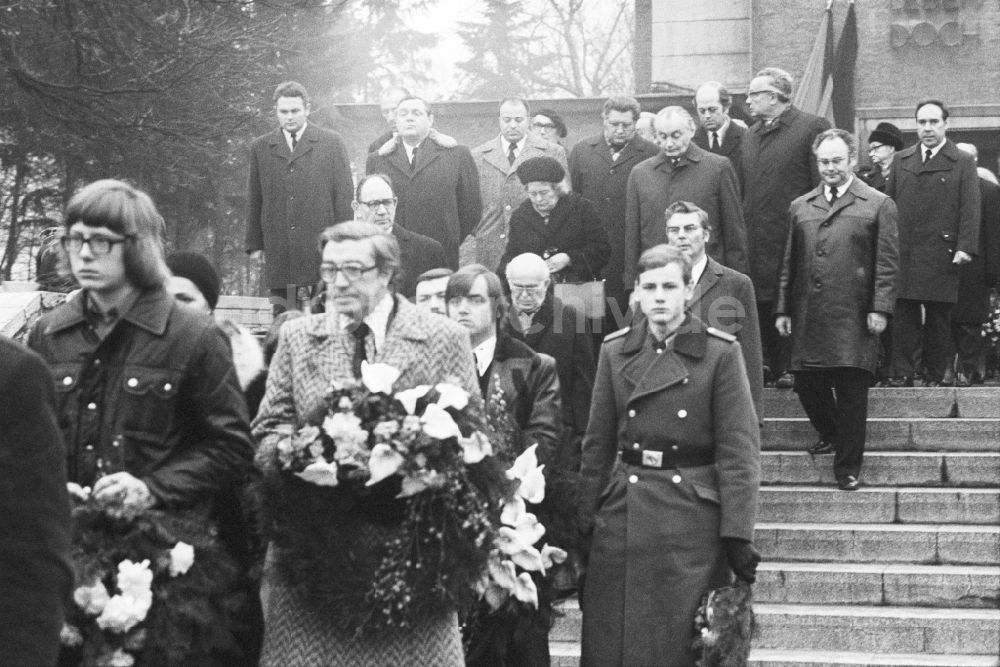 Berlin: Beisetzung von Friedrich Wilhelm „Fritz“ Selbmann (1899 - 1975), auf dem Zentralfriedhof Friedrichsfelde, bekannt auch als Sozialistenfriedhof, in Berlin der ehemaligen Hauptstadt der DDR, Deutsche Demokratische Republik