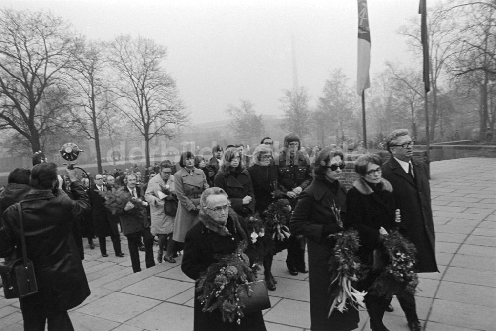 DDR-Fotoarchiv: Berlin - Beisetzung von Friedrich Wilhelm „Fritz“ Selbmann (1899 - 1975), auf dem Zentralfriedhof Friedrichsfelde, bekannt auch als Sozialistenfriedhof, in Berlin der ehemaligen Hauptstadt der DDR, Deutsche Demokratische Republik