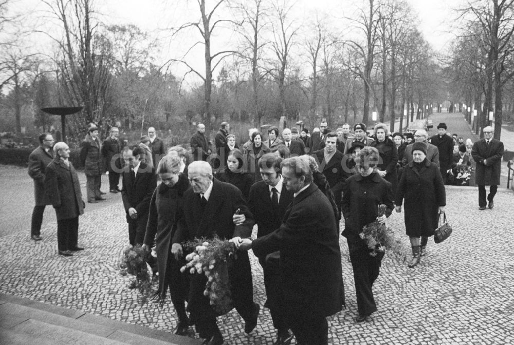 DDR-Fotoarchiv: Berlin - Beisetzung Käthe Dahlem (1899 - 1974), geborene Weber, auf dem Zentralfriedhof Friedrichsfelde in Berlin, der ehemaligen Hauptstadt der DDR, Deutsche Demokratische Republik