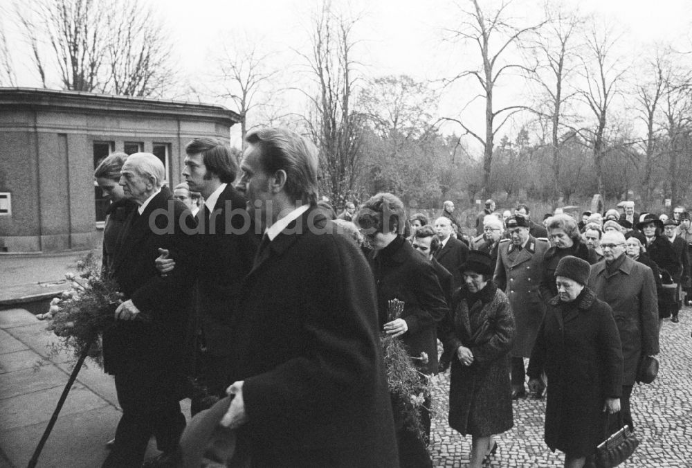 Berlin: Beisetzung Käthe Dahlem (1899 - 1974), geborene Weber, auf dem Zentralfriedhof Friedrichsfelde in Berlin, der ehemaligen Hauptstadt der DDR, Deutsche Demokratische Republik