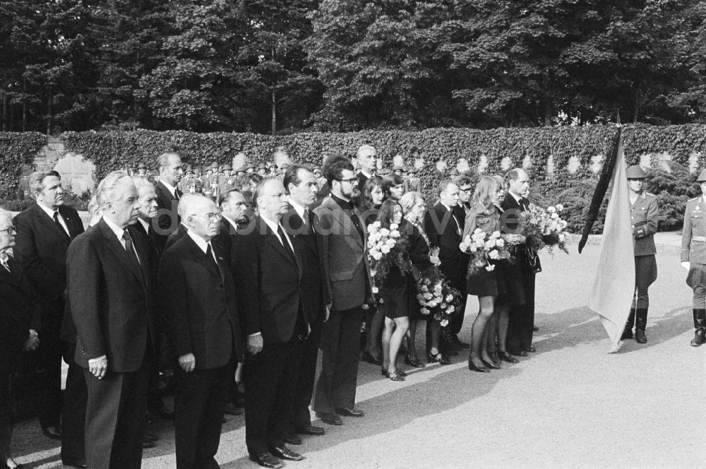 DDR-Bildarchiv: Berlin - Beisetzung mit militärischen Ehren von Alfred Kurella (1895 - 1975)auf dem Zentralfriedhof Friedrichsfelde in Berlin, der ehemaligen Hauptstadt der DDR, Deutsche Demokratische Republik