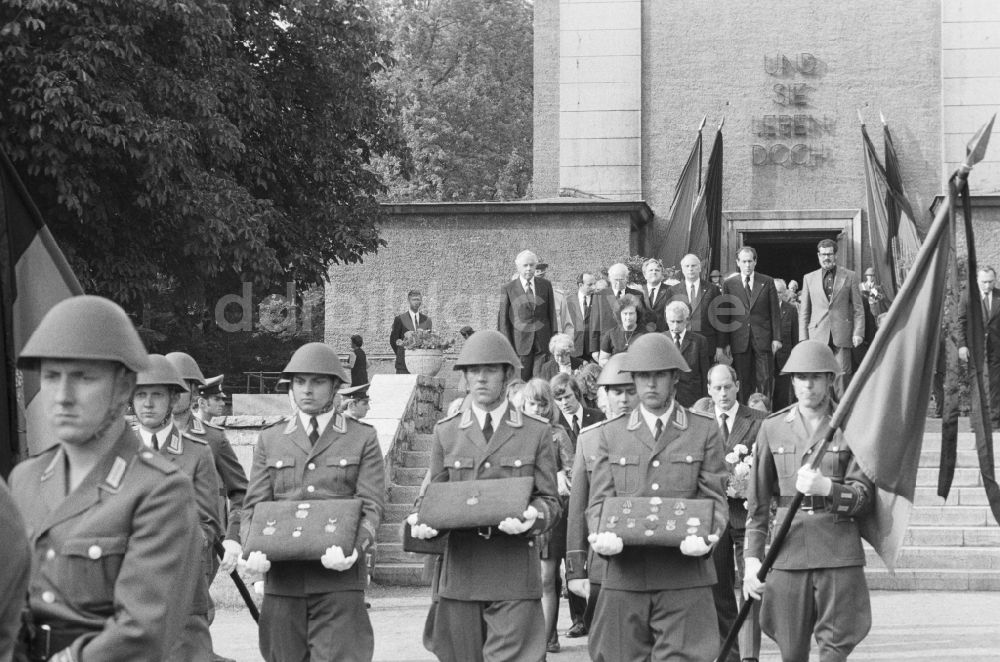 DDR-Fotoarchiv: Berlin - Beisetzung mit militärischen Ehren von Alfred Kurella (1895 - 1975)auf dem Zentralfriedhof Friedrichsfelde in Berlin, der ehemaligen Hauptstadt der DDR, Deutsche Demokratische Republik