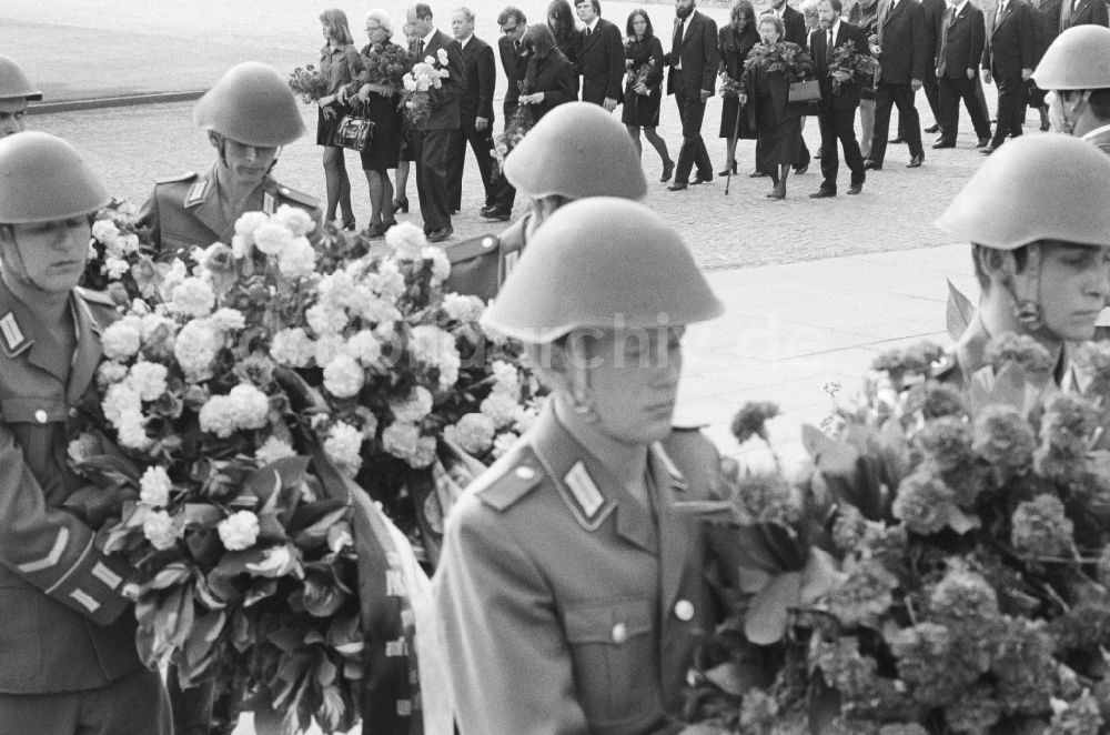 Berlin: Beisetzung mit militärischen Ehren von Alfred Kurella (1895 - 1975)auf dem Zentralfriedhof Friedrichsfelde in Berlin, der ehemaligen Hauptstadt der DDR, Deutsche Demokratische Republik
