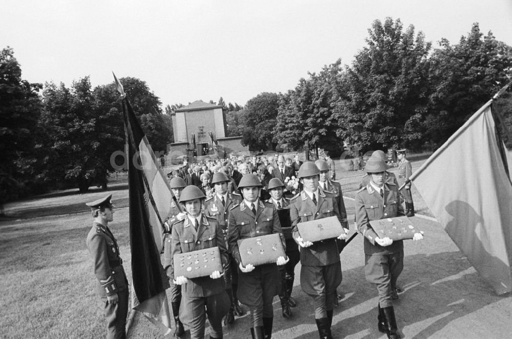 DDR-Fotoarchiv: Berlin - Beisetzung mit militärischen Ehren von Alfred Kurella (1895 - 1975)auf dem Zentralfriedhof Friedrichsfelde in Berlin, der ehemaligen Hauptstadt der DDR, Deutsche Demokratische Republik