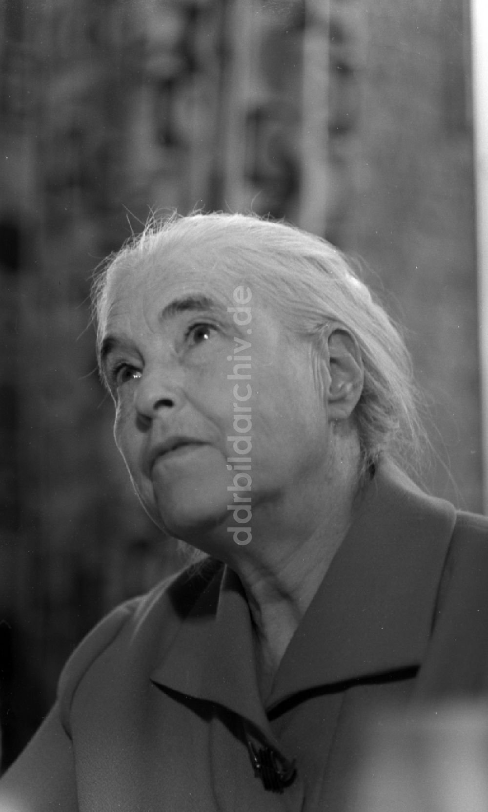 DDR-Fotoarchiv: Berlin Mitte - Bekannte DDR- Schriftstellerin Anna Seghers auf einem Buchbasar anläßlich des 1. Mai in Berlin - Mitte
