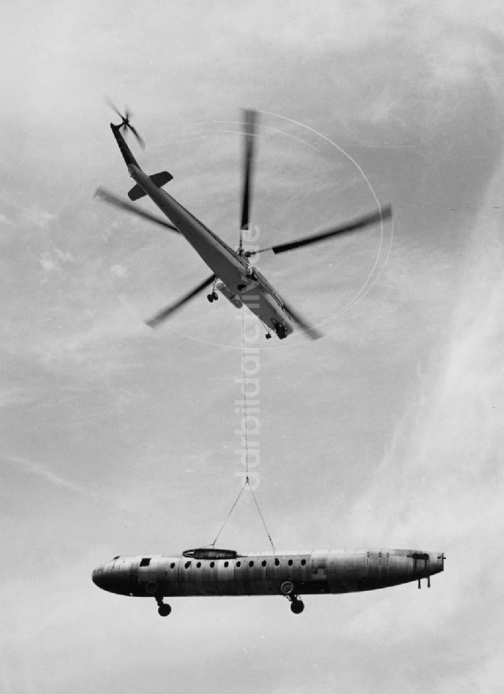 Dresden: Überführungsflug eines Flugzeugrumpfes 152 mit einem Transporthubschrauber Mil Mi-10 in Dresden in Sachsen