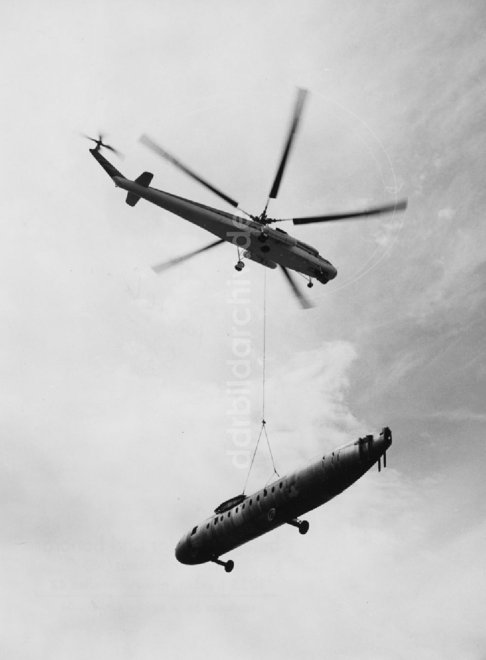 DDR-Bildarchiv: Dresden - Überführungsflug eines Flugzeugrumpfes 152 mit einem Transporthubschrauber Mil Mi-10 in Dresden in Sachsen