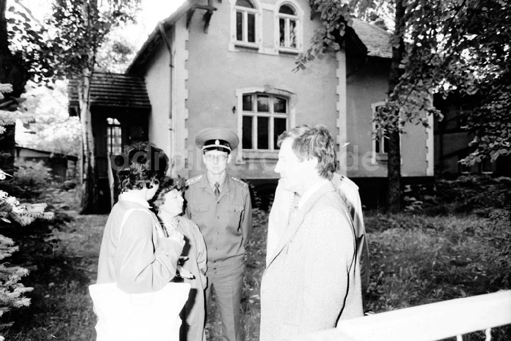 DDR-Bildarchiv: Beelow - Übergabe von Häusern der Sowjetarmee an die Stadt Beelow Foto: Winkler Umschlagnummer: 1235