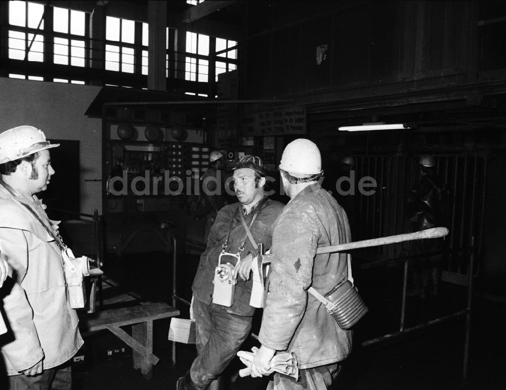 DDR-Fotoarchiv: Altenberg - Bergmänner vor der Einfahrt in den Schacht im Zinnerzbergbau Stollen in Altenberg in Sachsen in der DDR