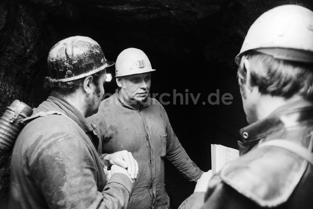 DDR-Bildarchiv: Altenberg - Bergmänner im Zinnerzbergbau Stollen in Altenberg in Sachsen in der DDR