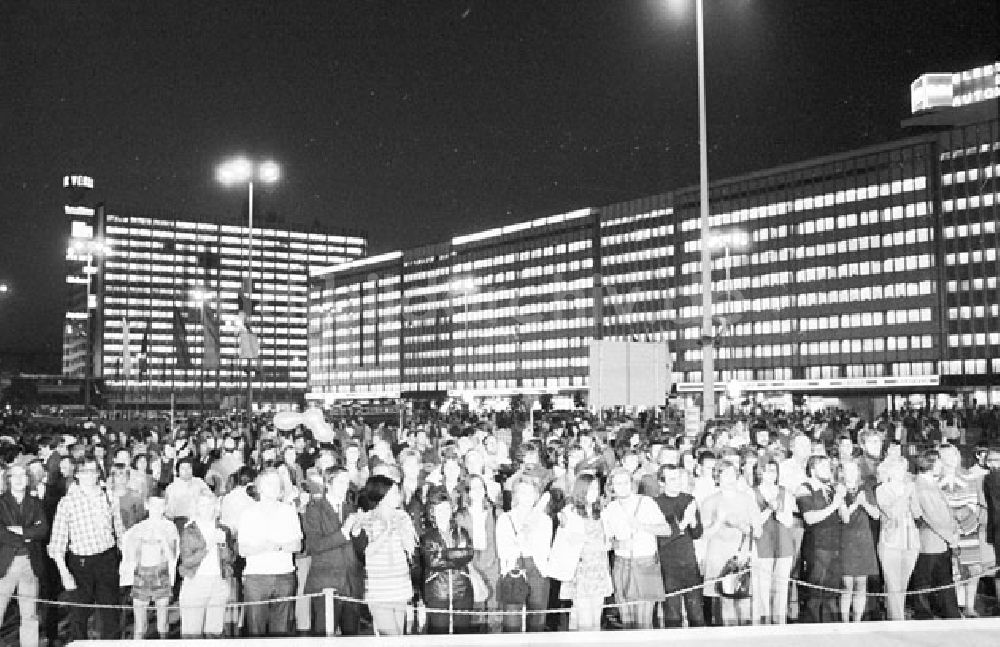 DDR-Bildarchiv: Berlin- Mitte - Berlin - Alexanderplatz Nächtliches Treiben 10. Weltfestspiele Foto: Murza Foto-Tasche: 769