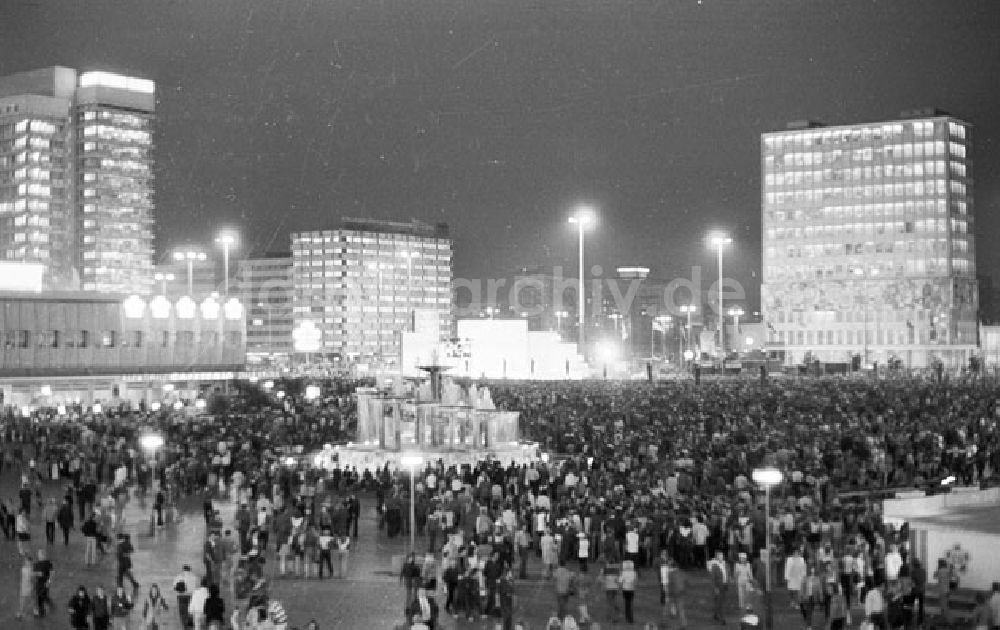 Berlin- Mitte: Berlin - Alexanderplatz Nächtliches Treiben 10. Weltfestspiele Foto: Murza Foto-Tasche: 769