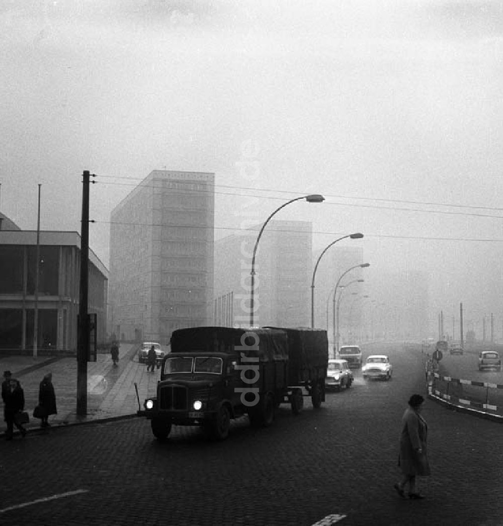 Berlin: Berlin Alexanderplatz im Nebel Foto: Schönfeld