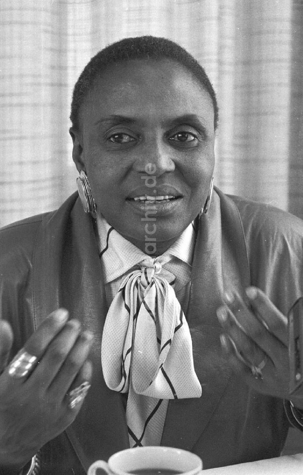 DDR-Fotoarchiv: Berlin - Schönefeld - Berlin - Ankunft und Gespräch mit Miriam Makeba, auch bekannt als Mama Afrika, in Schönefeld Foto: Lenke Nr