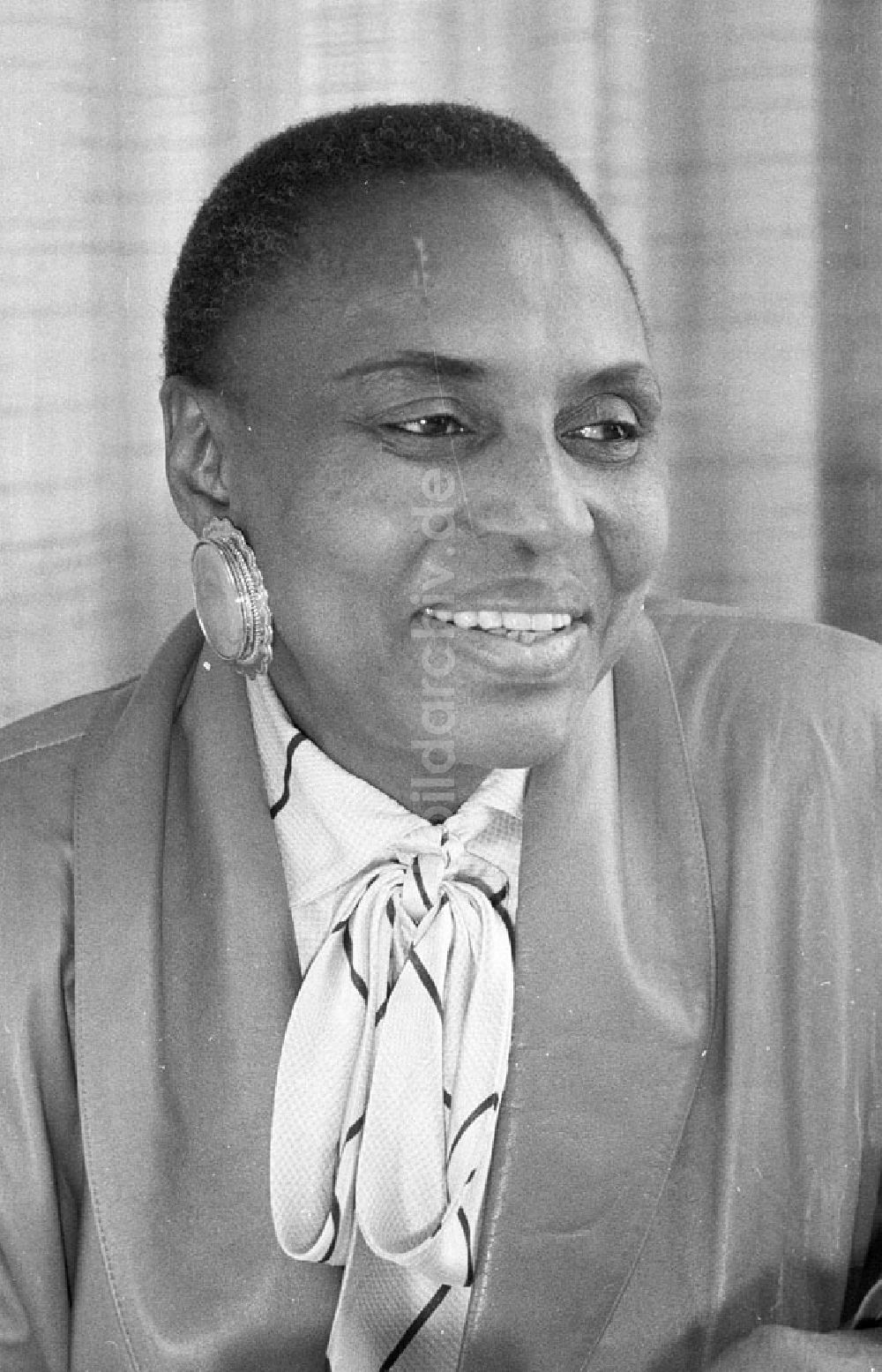 DDR-Bildarchiv: Berlin - Schönefeld - Berlin - Ankunft und Gespräch mit Miriam Makeba, auch bekannt als Mama Afrika, in Schönefeld Foto: Lenke Nr