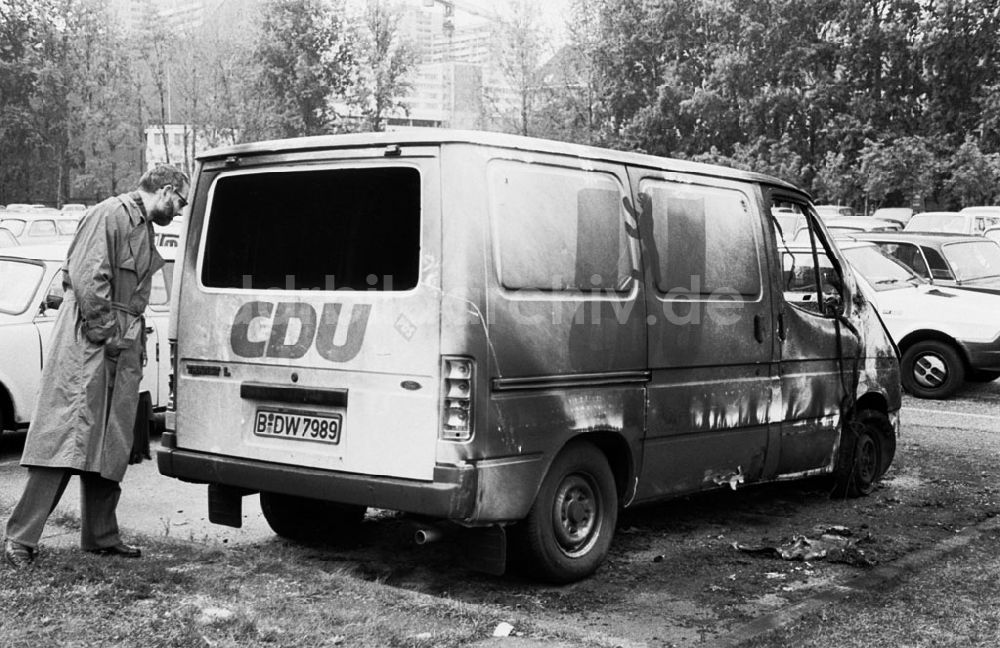 DDR-Bildarchiv: Berlin - Berlin Ausgebrannter CDU-Wahlkampfbus vor dem Haus der Parlamentarier 25.09.90 Foto: ND/Lange Umschlagnummer: 1223