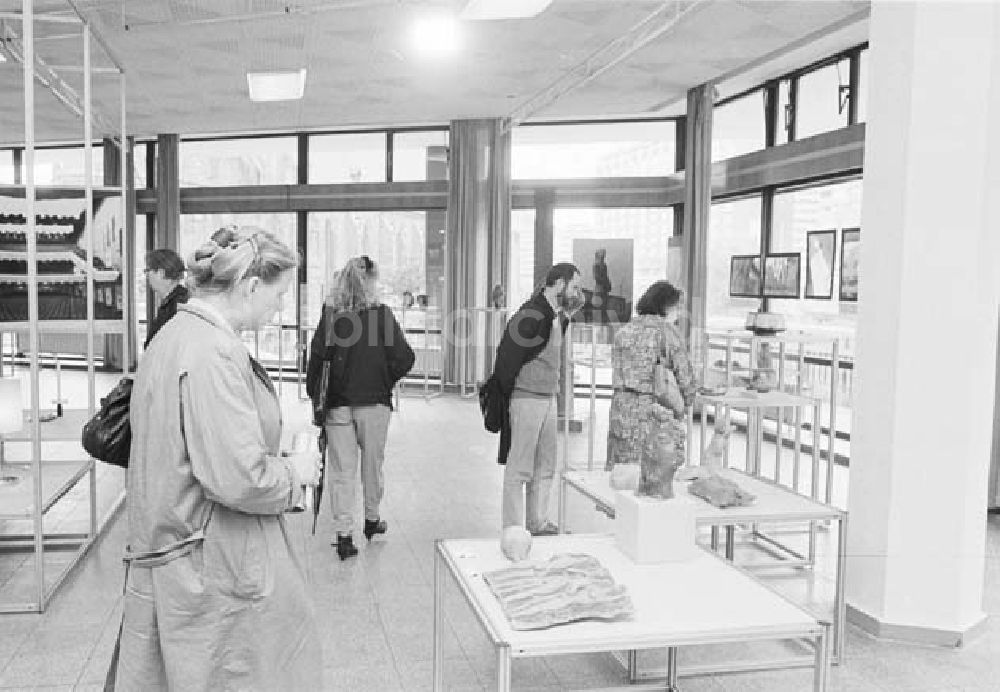 DDR-Fotoarchiv: Berlin Mitte - Berlin - Ausstellung im Ausstellungstentrum am Fuße des Fernsehturms Kunsthandwerker und Formgestalter Foto: Bonitz Nr