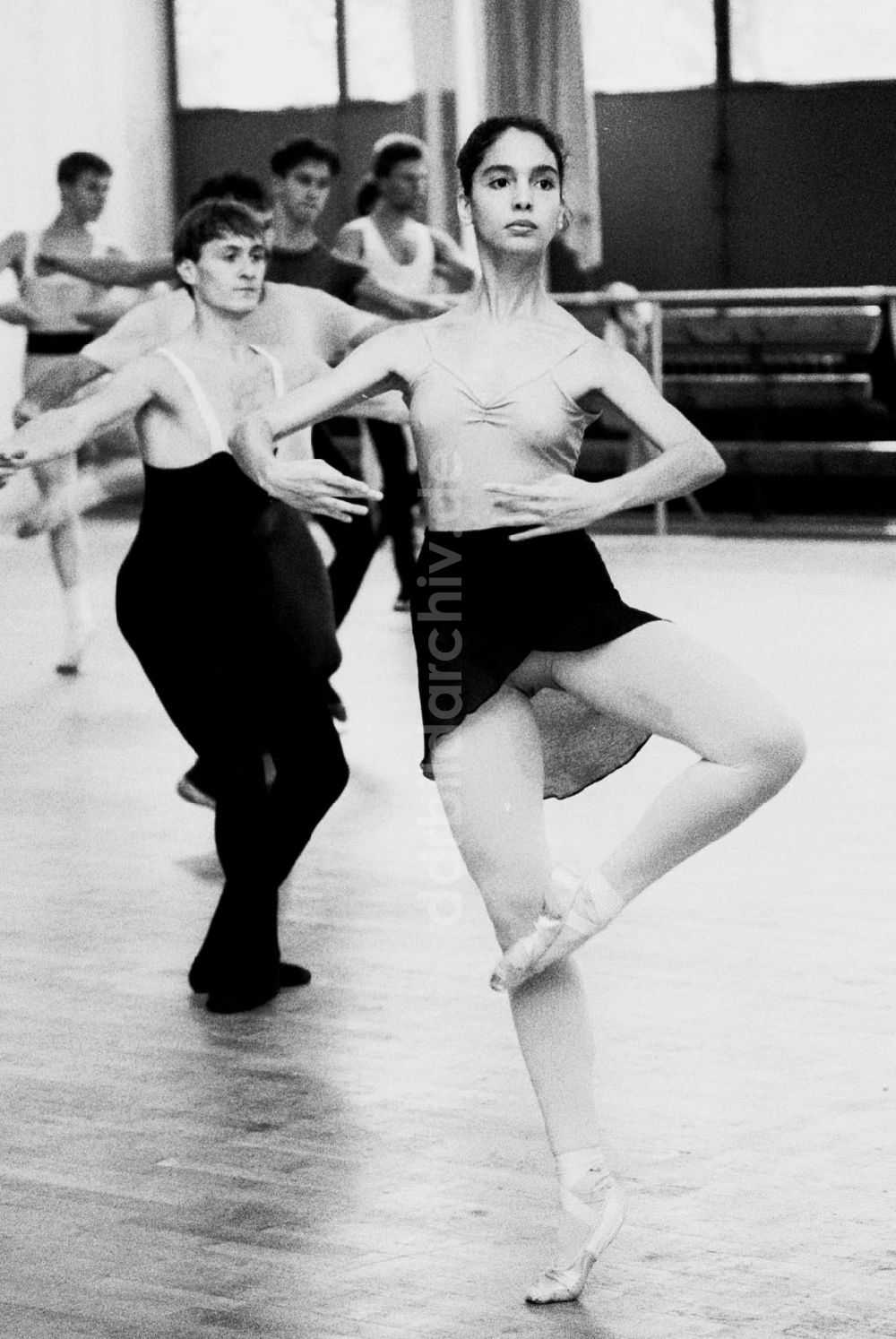 DDR-Bildarchiv: Berlin - Berlin Ballettschule Berlin - Sommerkurs 20.08.90 Foto: Grahn Umschlagnummer: 1063