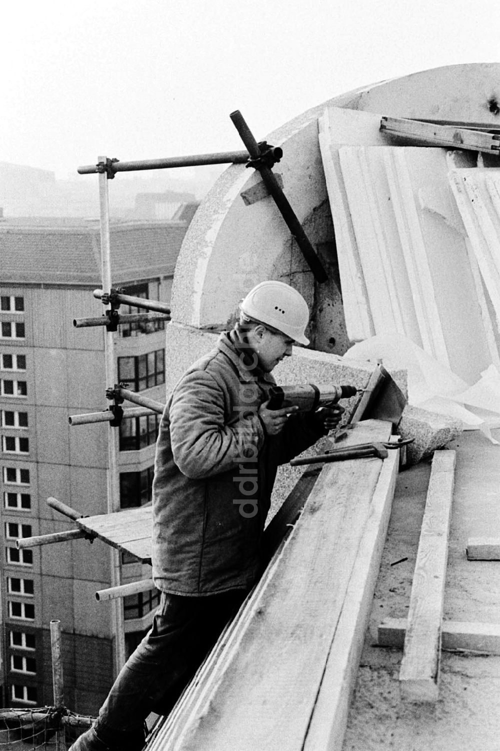 DDR-Bildarchiv: Berlin-Mitte - Berlin Bauarbeiten in der Otto-Grotewohl-Str. 04.01.90 Foto: Grahn Umschlagnummer: 0019