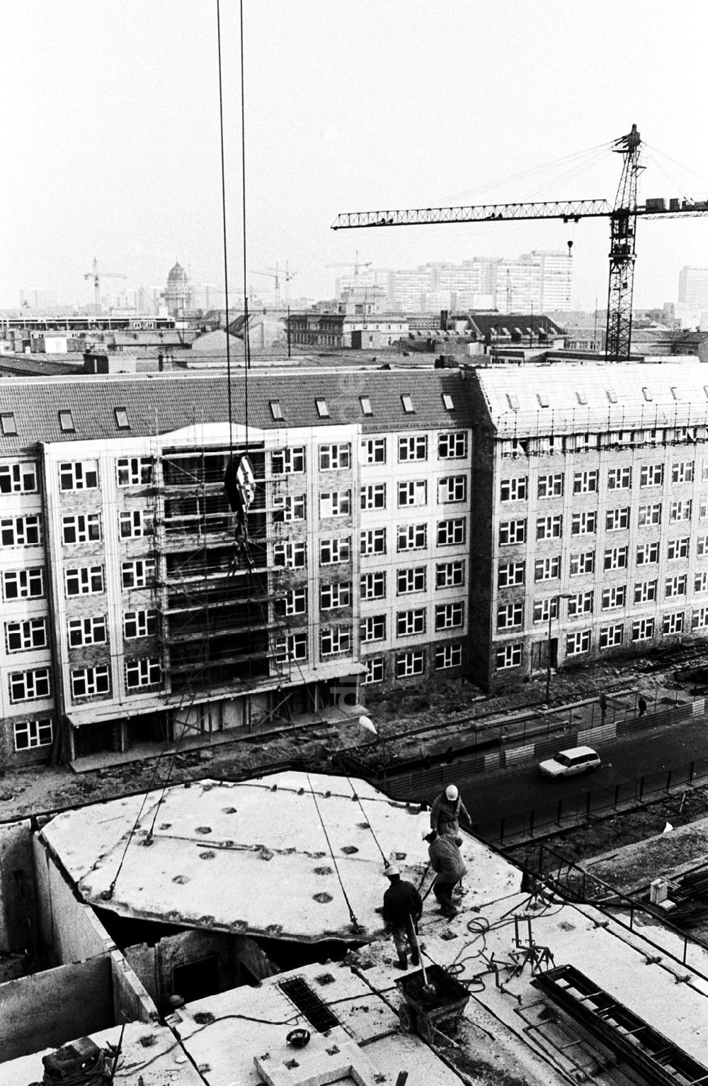 DDR-Fotoarchiv: Berlin-Mitte - Berlin Bauarbeiten in der Otto-Grotewohl-Str. 04.01.90 Foto: Grahn Umschlagnummer: 0019