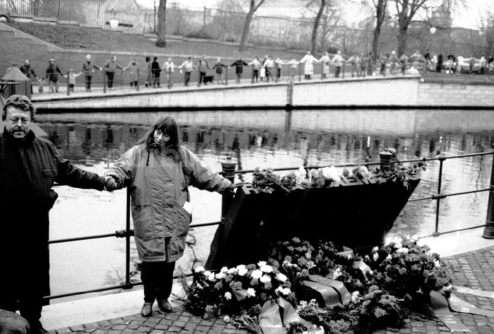 DDR-Bildarchiv: Berlin - Berlin Beginn der Menschenkette in Berlin West, Landwehrkanal für Rosa Luxemburg 14