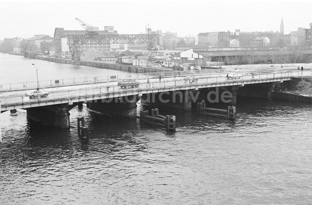 DDR-Bildarchiv: Berlin-Mitte - Bundesland Berlin Berlin Mitte Schillingbrücke frei für PKW 21.12.90 Dr. Lange Umschlagnummer 1565