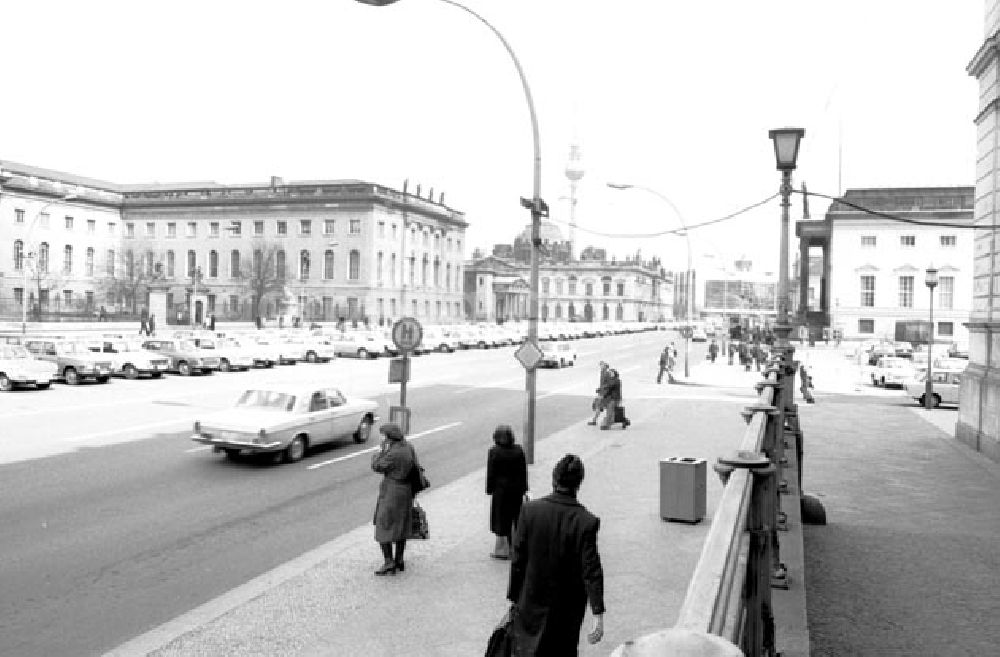 DDR-Bildarchiv: Berlin - Berlin: Blick auf die Straße Unter den Linden; im Hintergrund der Berliner Fernsehturm, Foto: Schönfeld