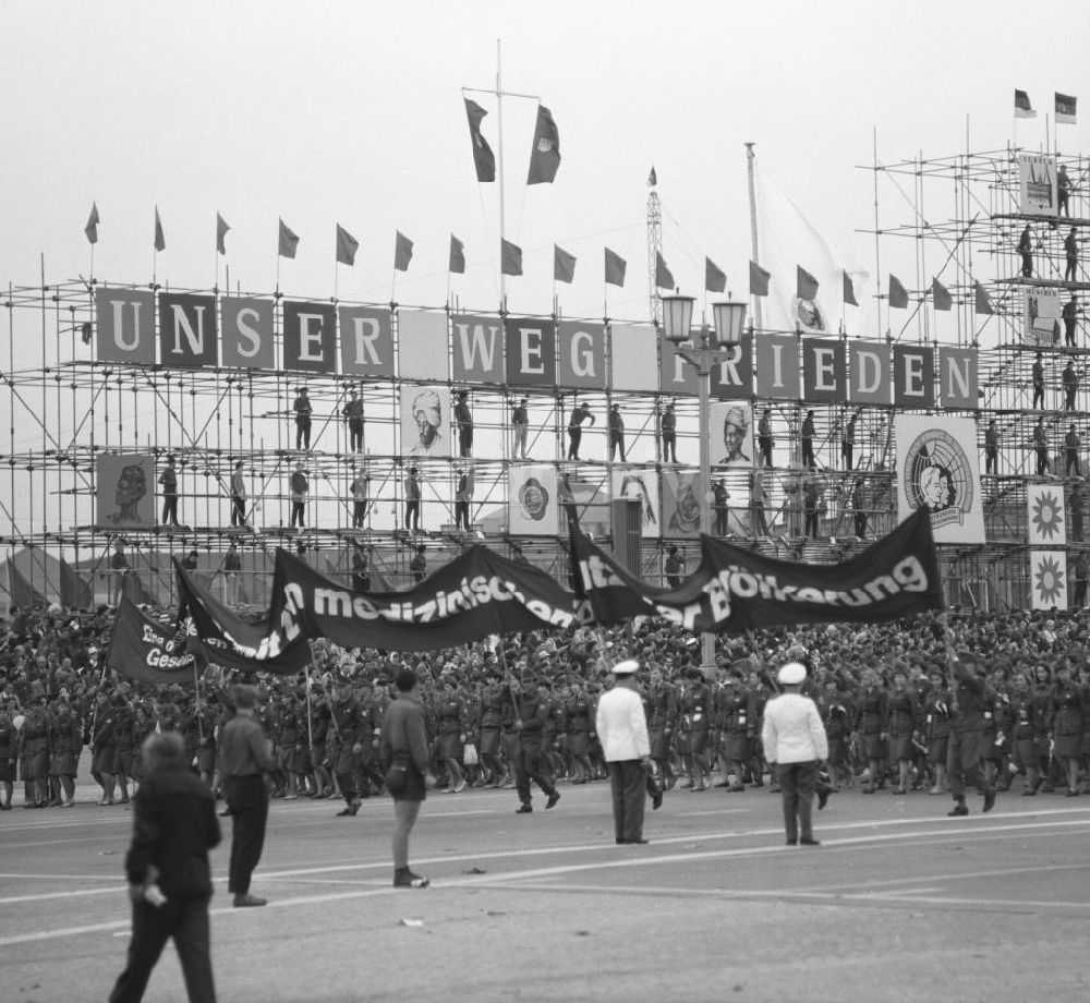 Berlin: Berlin DDR - Deutschlandtreffen 1964