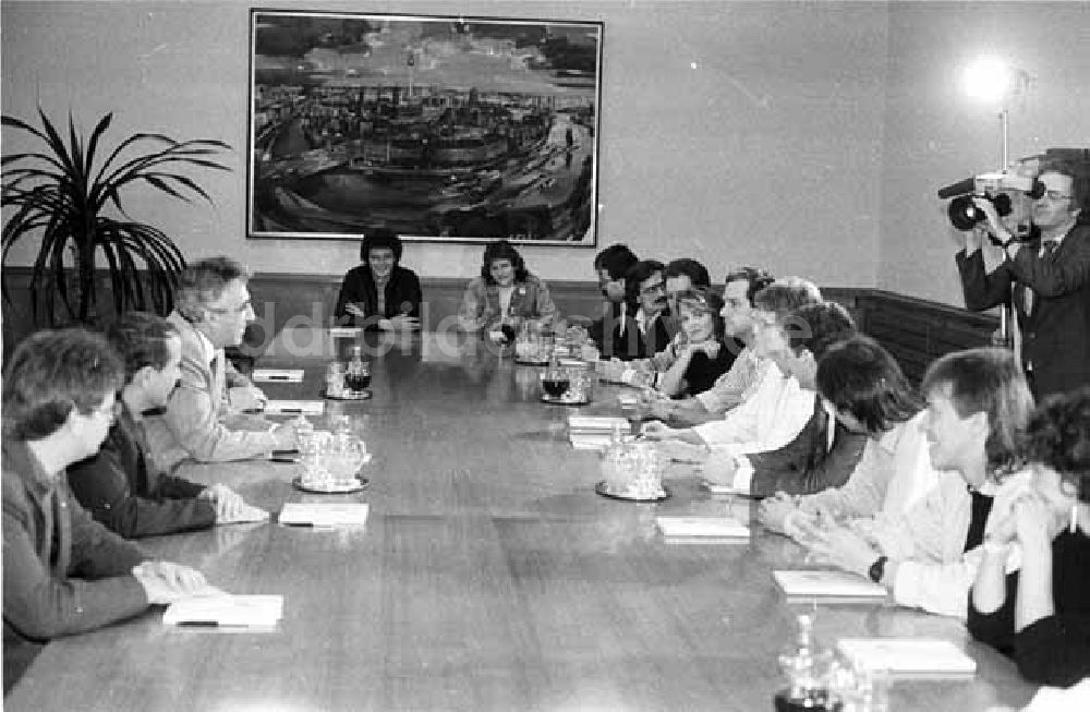 DDR-Bildarchiv: Berlin - Berlin Delegation der SDJAP bei Generalsekretär Egon Krenz Foto: Bonitz