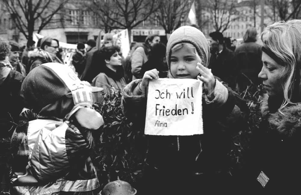 Berlin: Berlin Demo gegen Golfkrieg, Oranienplatz (Kreuzberg) und Alex (Mitte) 26.01.91 Foto: Grahn Umschlagnummer: 0106
