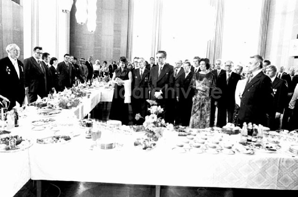 DDR-Bildarchiv: Berlin - Berlin: Empfang zum Tag des Lehrers im Staatsrat, Rede: Stoph, Rede: Margot Honecker, Foto: Schönfeld