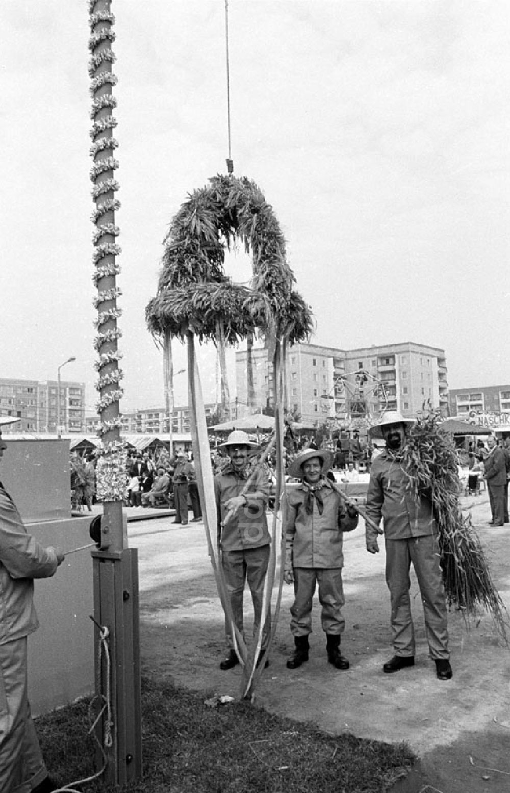DDR-Bildarchiv: Berlin - 26.09.87 Berlin Erntefest Hellersdorf mit Gen. Schabowski Foto: Bonitz Nr.: 1071