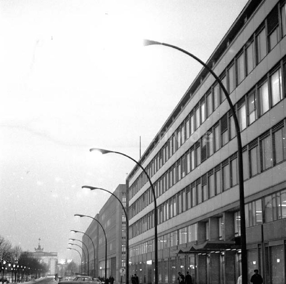 DDR-Fotoarchiv: Berlin - Berlin Februar 1966 Neue Laternen im Straßenbild von Berlin. Foto: Schmidtke