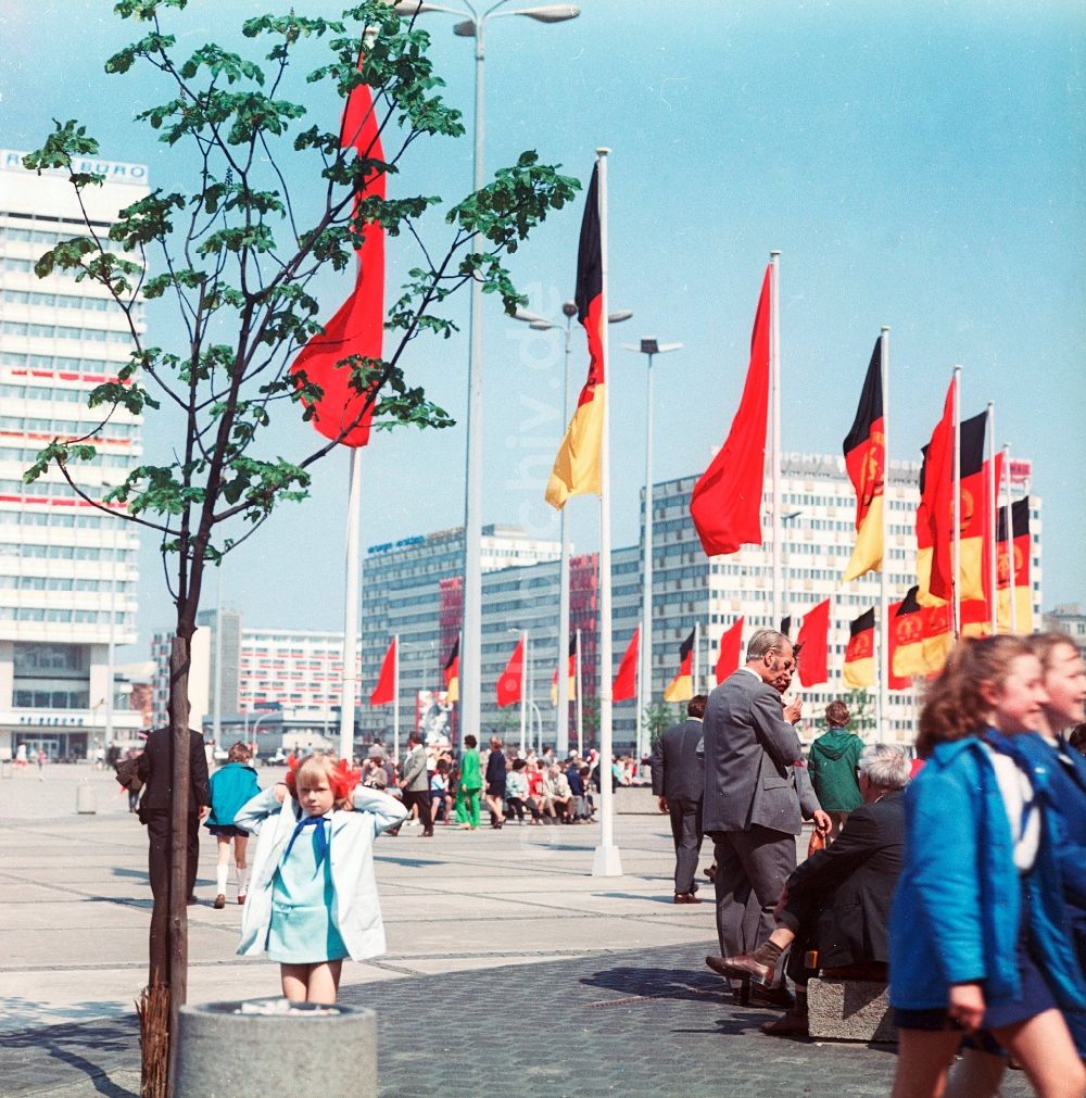 Berlin: Berlin festlich geschmückt, zum Tag der Befreiung , in Berlin, der ehemaligen Hauptstadt der DDR, Deutsche Demokratische Republik