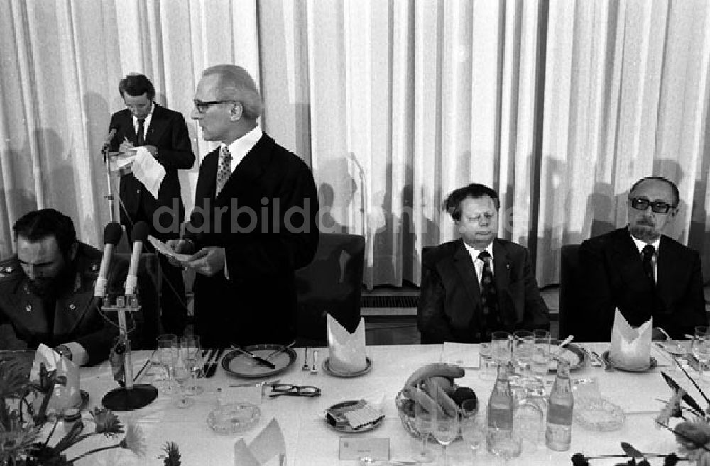 DDR-Fotoarchiv: Berlin - Berlin Fiedel Castro und Honecker im Gespräch ZK und Beim Festessen im Staatsrat der DDR in Berlin-Mitte.