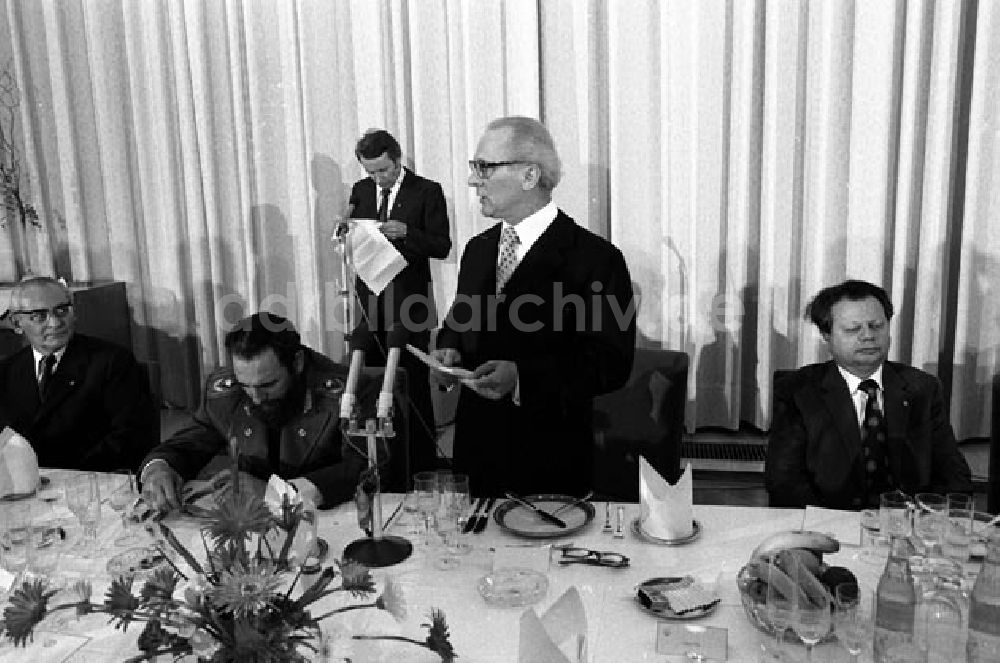 Berlin: Berlin Fiedel Castro und Honecker im Gespräch ZK und Beim Festessen im Staatsrat der DDR in Berlin-Mitte.